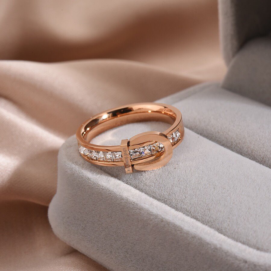 Nhẫn vàng hồng pha lê Love Forever CDE CDE8010