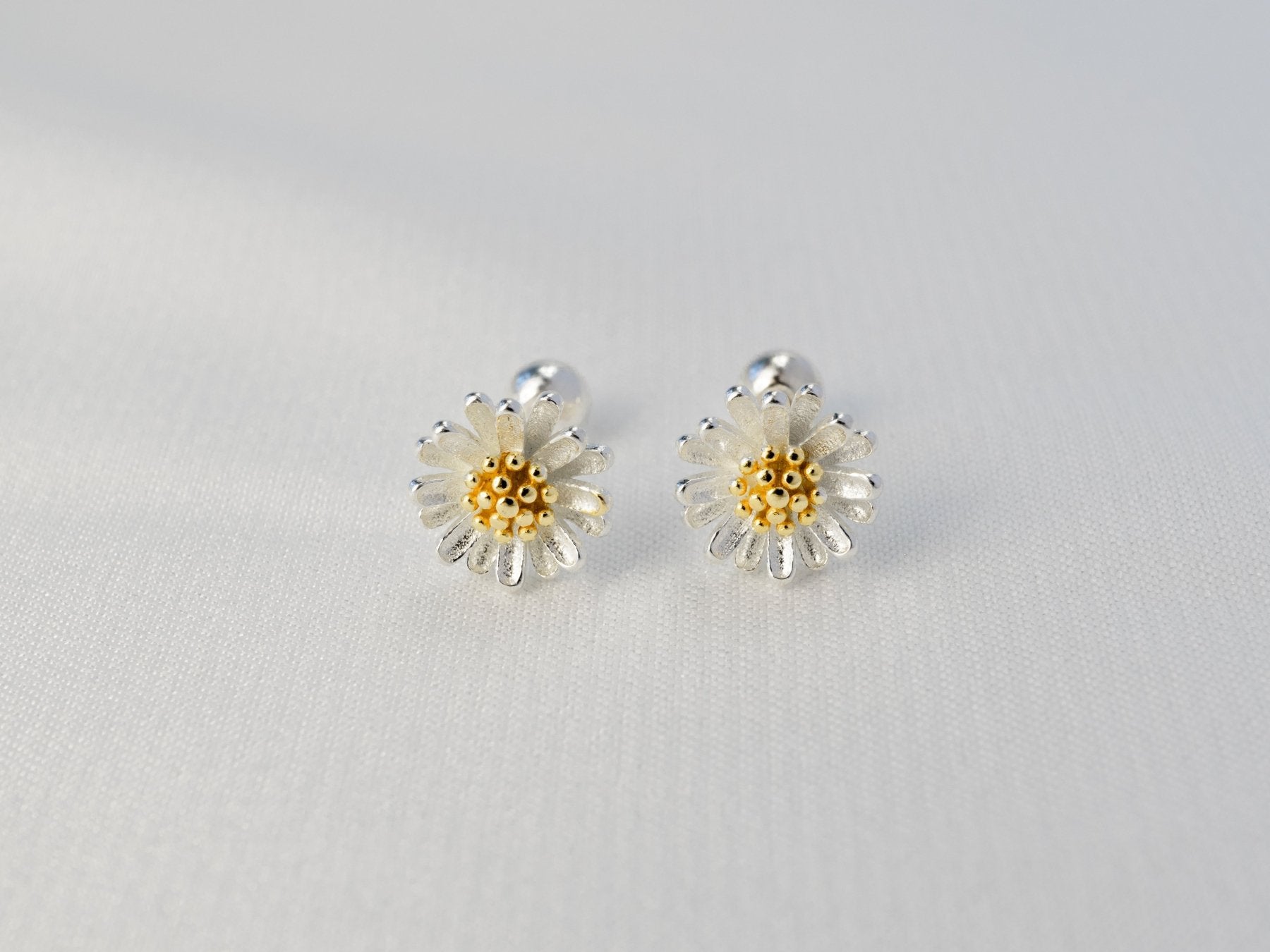 The CDE Sparkling Matricaria Chamomilla Silver Earrings CDE3086SV