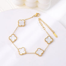 Vòng tay hoa bốn lá may mắn CDE màu trắng CDE2098GG.WH