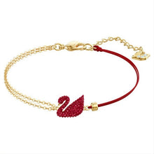 Vòng tay CDE Iconic Swan màu đỏ CDE2133