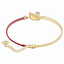 Vòng tay CDE Iconic Swan màu đỏ CDE2133