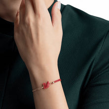 Vòng tay CDE Iconic Swan màu đỏ CDE2133