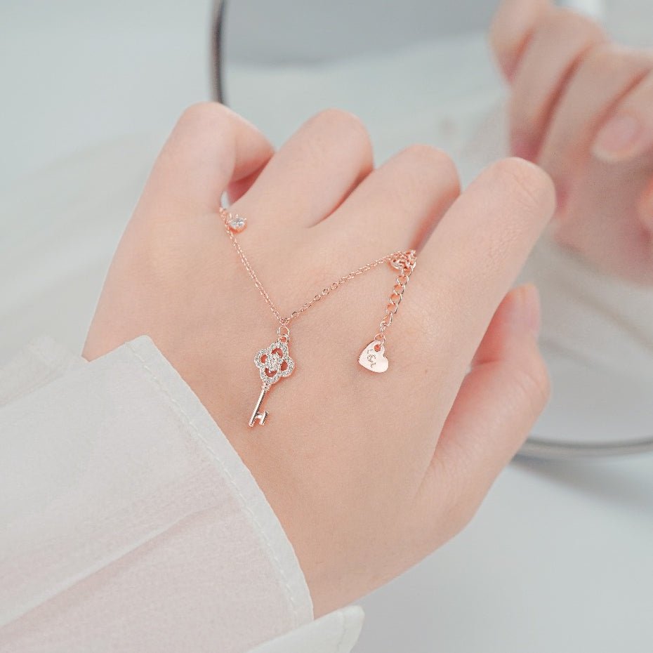 Vòng tay vàng hồng CDE Flower Key CDE2239RG