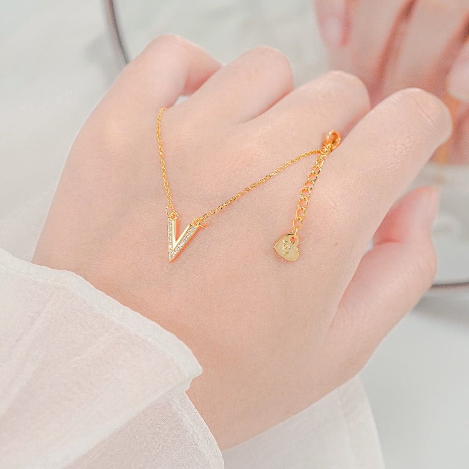 Mặt dây chuyền bạc hình chữ V sang trọng CDE dành cho nữ CDE6390SV